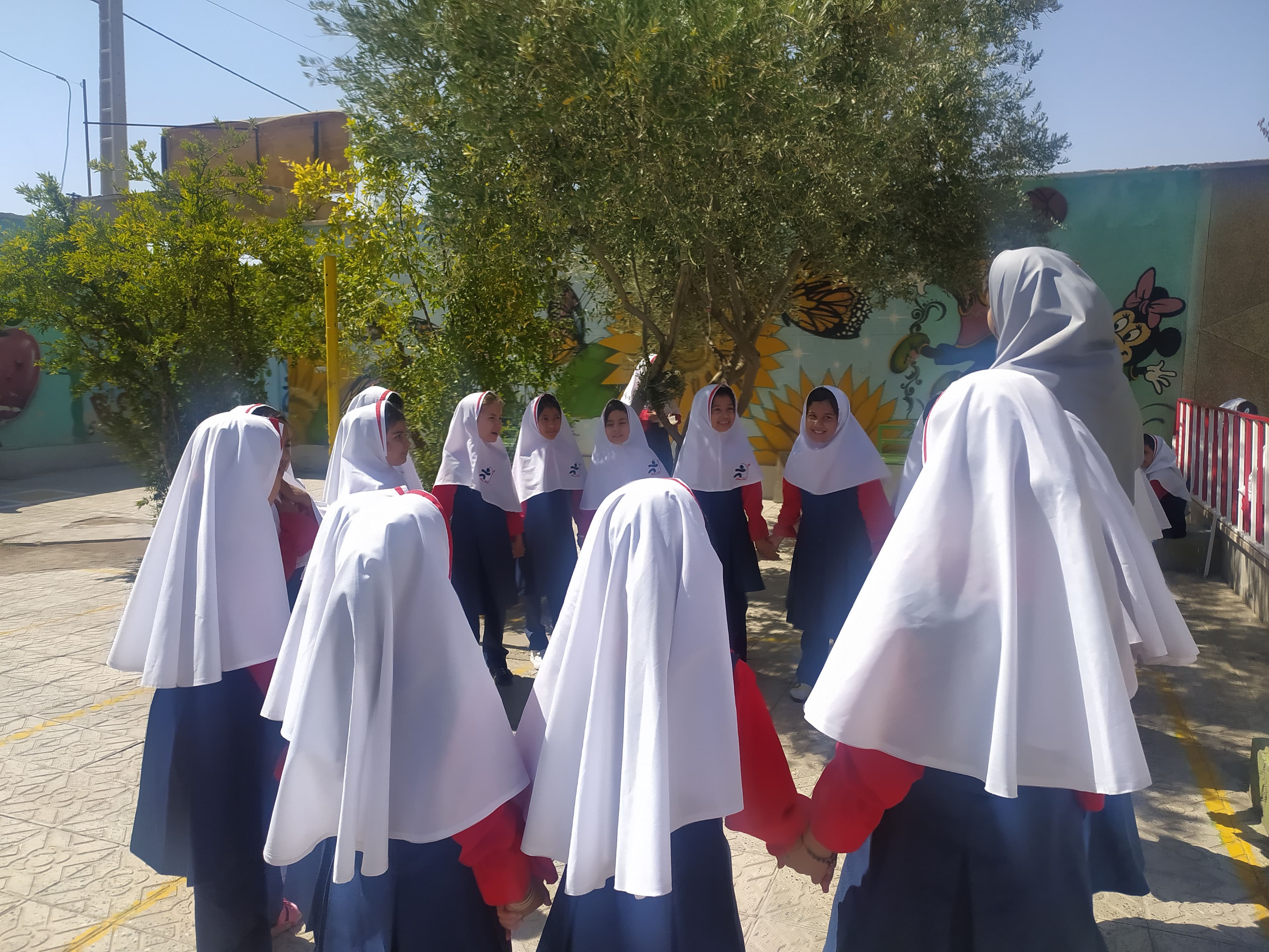 هیاهوی حیاط مدرسه